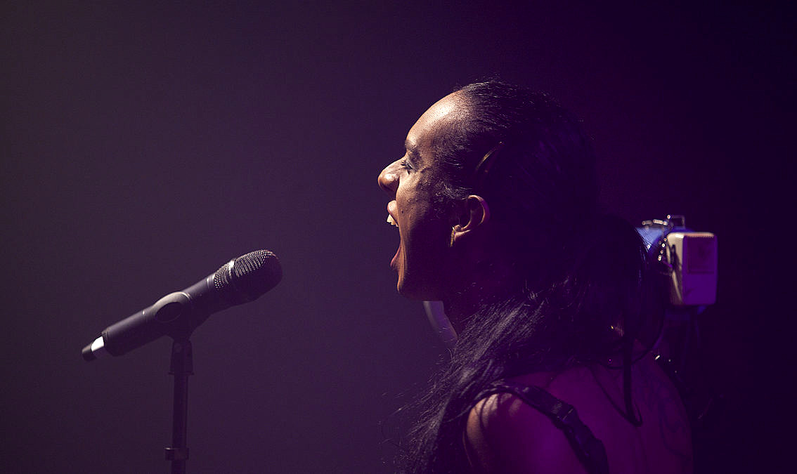 Linn da Quebrada durante o lançamento de "Pajubá" no Galpão Gamboa, Rio (Foto: Ricardo Schmidt | Revista Híbrida)