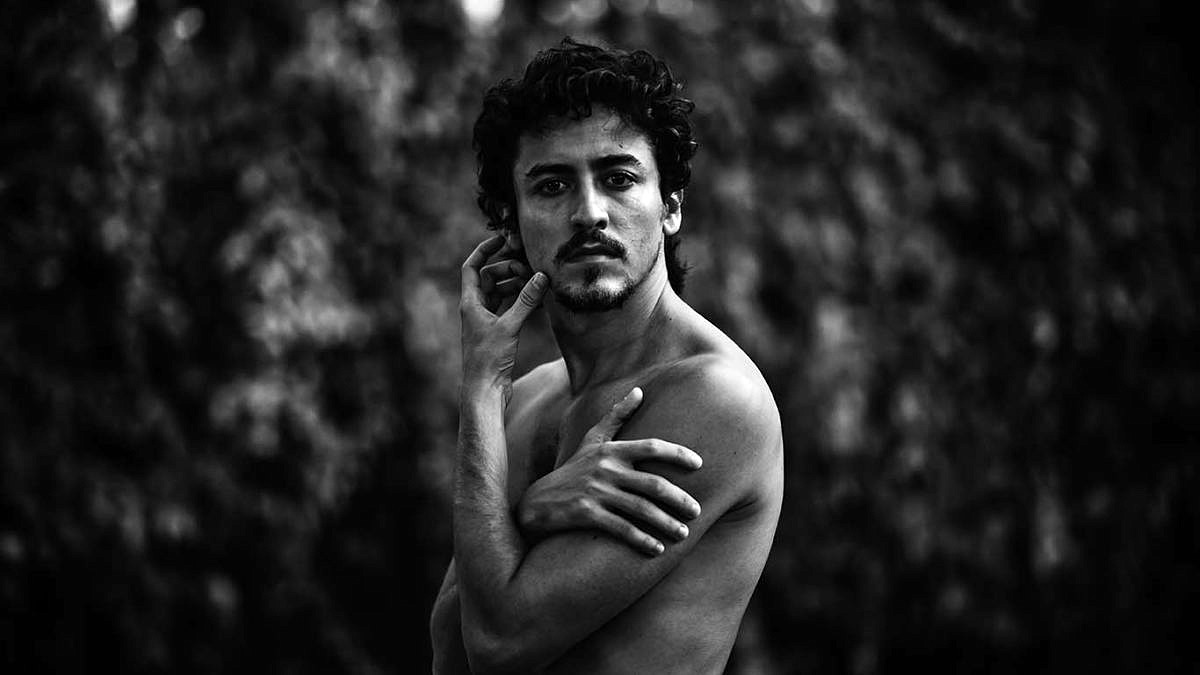 Jesuíta Barbosa: "Eu adoro ficar nu" (Foto: Vós | Reprodução)'