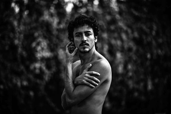 Jesuíta Barbosa: "Eu adoro ficar nu" (Foto: Vós | Reprodução)'