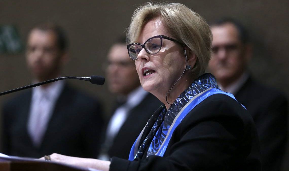 A presidente do TSE, ministra Rosa Weber, durante entrevista coletiva sobre medidas de combate à disseminação de notícias falsas (fake news) nas redes sociais (foto: José Cruz | Agência Brasil)