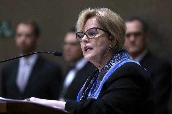 A presidente do TSE, ministra Rosa Weber, durante entrevista coletiva sobre medidas de combate à disseminação de notícias falsas (fake news) nas redes sociais (foto: José Cruz | Agência Brasil)