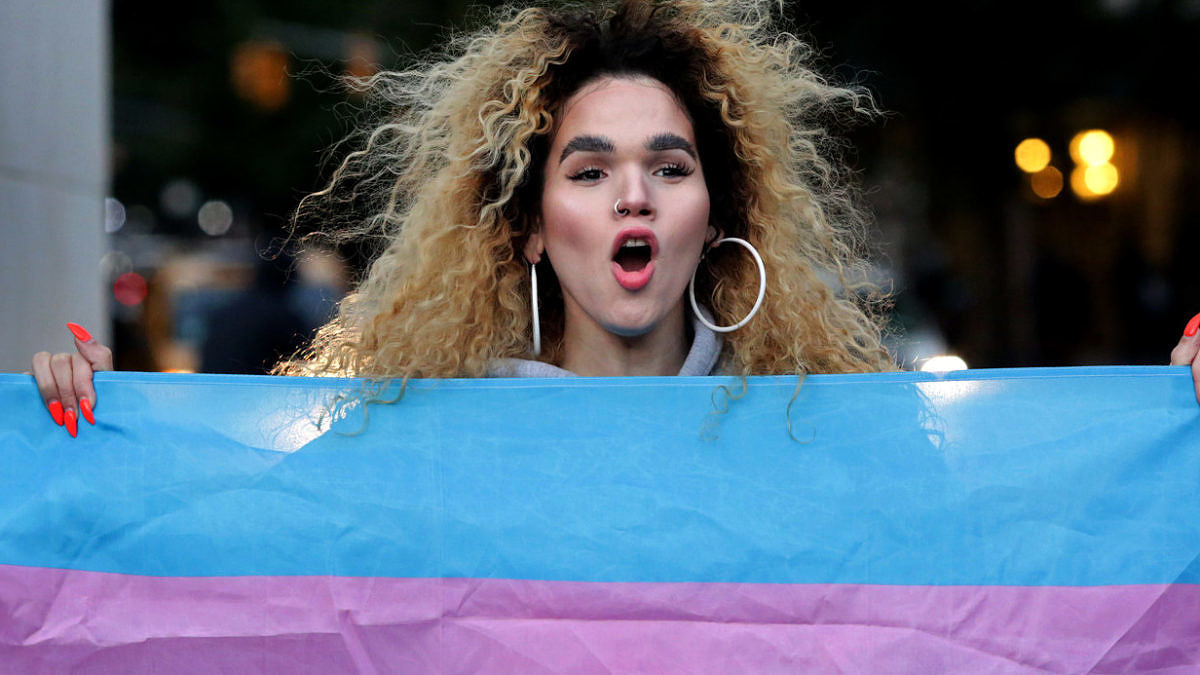 População trans foi às ruas protestar contra notícia de que Donald Trump quer redefinir gênero e excluir população trans (Foto: Getty Images)
