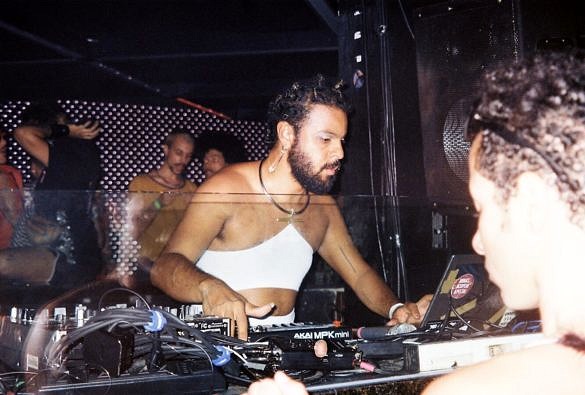 Podeserdesligado: um teclado do lixo contra o racismo (Foto: Marini Bataglin)