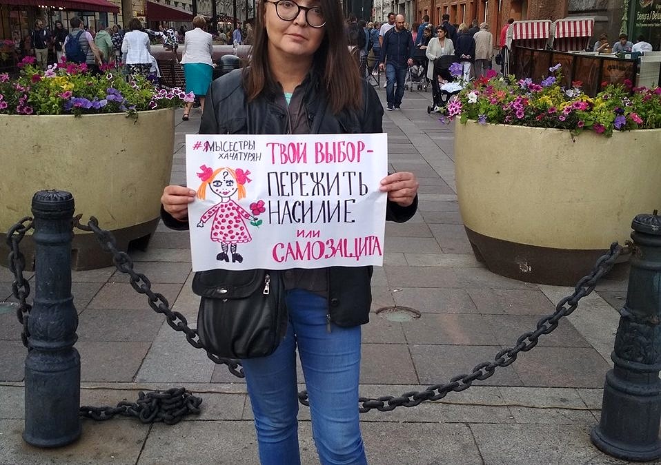 Corpo de Yelena Grigoryeva (41) foi encontrado próximo à sua casa, em São Petersburgo, com marcas de facadas e estrangulamento (Foto: Reprodução)