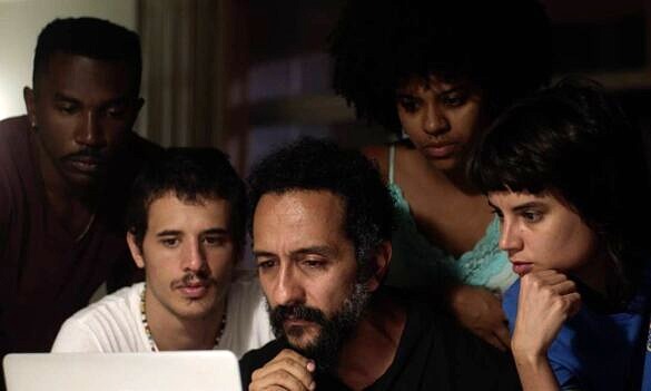 "Fim de Festa" lança olhar autocrítico a um Brasil que esquece de se amar