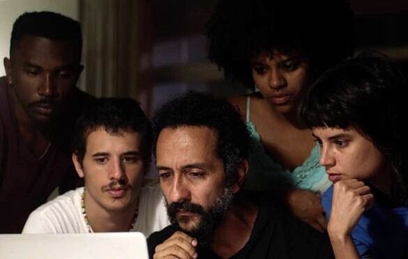 “Fim de Festa” lança olhar autocrítico a um Brasil que esquece de se amar