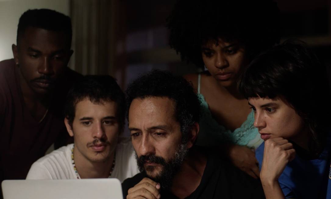 "Fim de Festa" lança olhar autocrítico a um Brasil que esquece de se amar