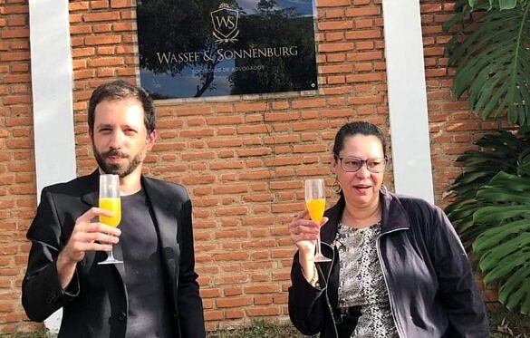 Todd Tomorrow e Heloisa de Carvalho em frente à casa do advogado Frederick Wassef (Foto: Reprodução)