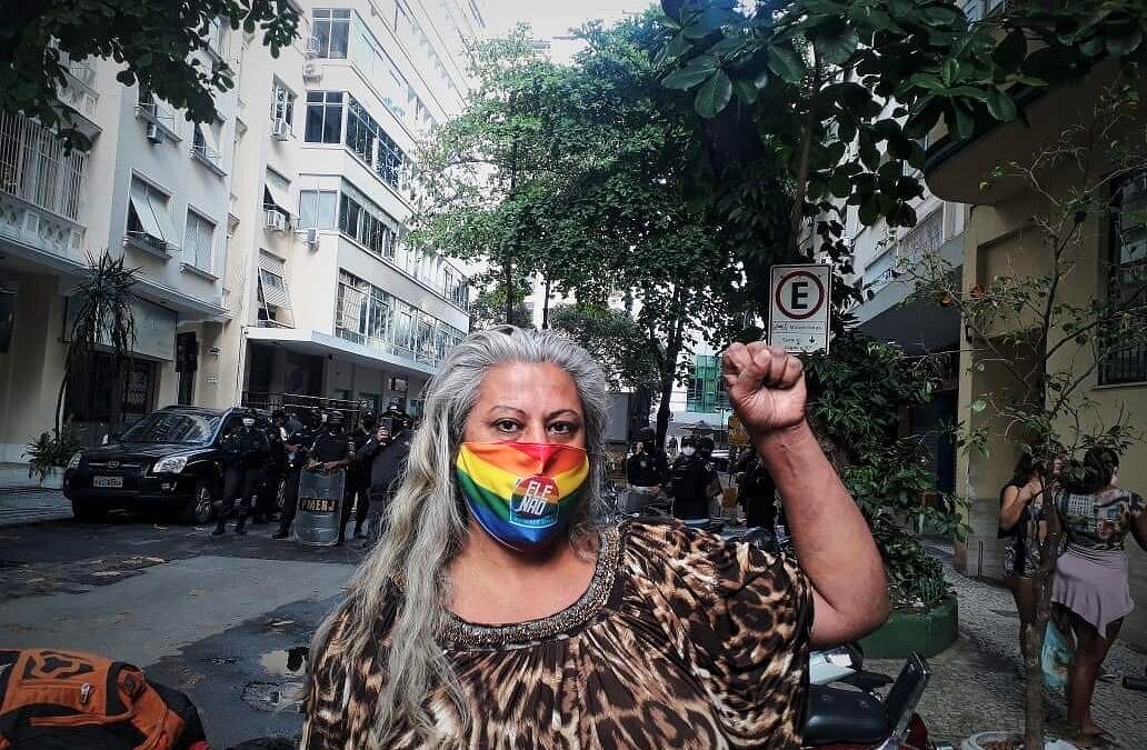 Casa Nem sofre ação de despejo e moradores vão para escola em Copacabana