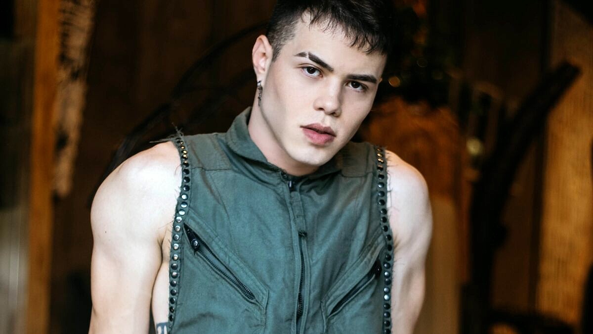 Gustava Rocha lembra da infância no interior e conta por quê decidiu 'sair de um armário transparente': "Muita gente queria me tirar à força" (Foto: Divulgação)