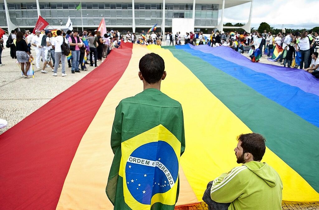 Manifestantes LGBTQ+ ocupam a Praça dos Três Poderes, em Brasília (Foto: Marcello Casal Jr. | Agência Brasil)