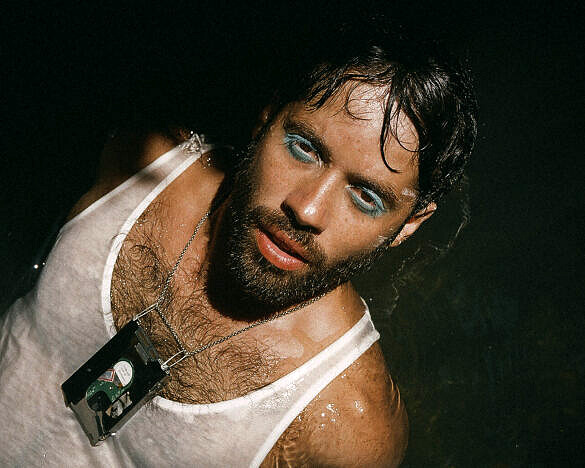 Em "Radiocereja", Henrique Ludgério dribla o fascismo em nome do desejo (Foto: Rômulo Soares)