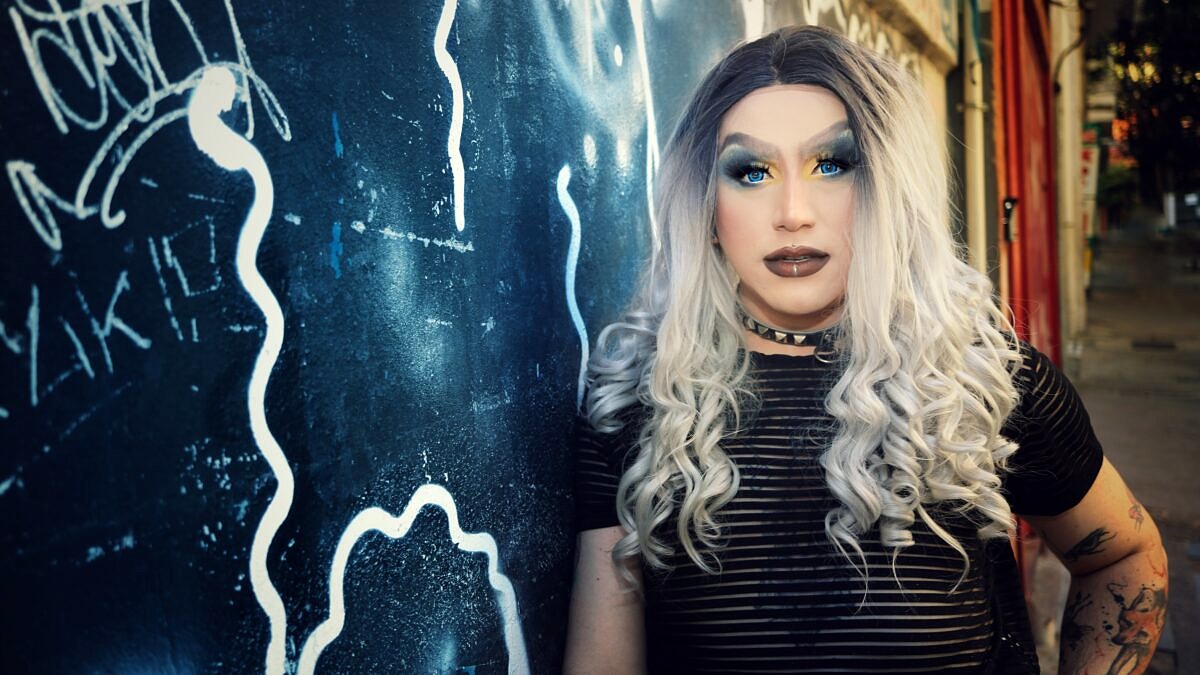 Naja White quer reviver o emocore através da arte drag