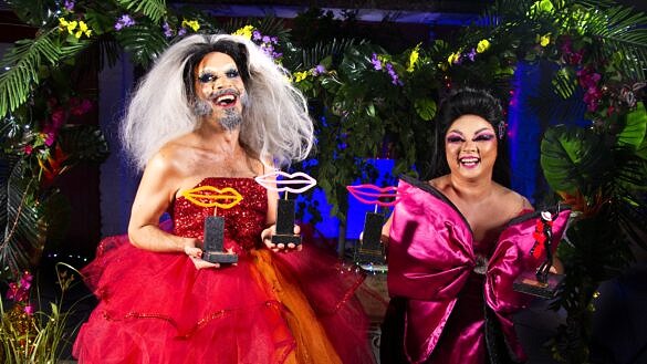 Maybe Love e Palloma Maremoto com os troféus da 1ª edição do Pajubá - Festival de Cinema LGBT+ do Rio de Janeiro (Foto: Divulgação)