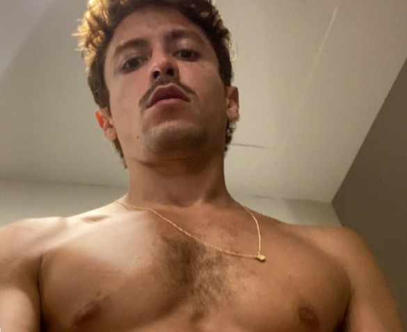 Istagram de Jesuíta Barbosa sai do ar após ator postar foto da bunda nos stories (Foto: Reprodução)