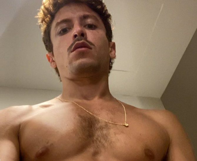 Istagram de Jesuíta Barbosa sai do ar após ator postar foto da bunda nos stories (Foto: Reprodução)