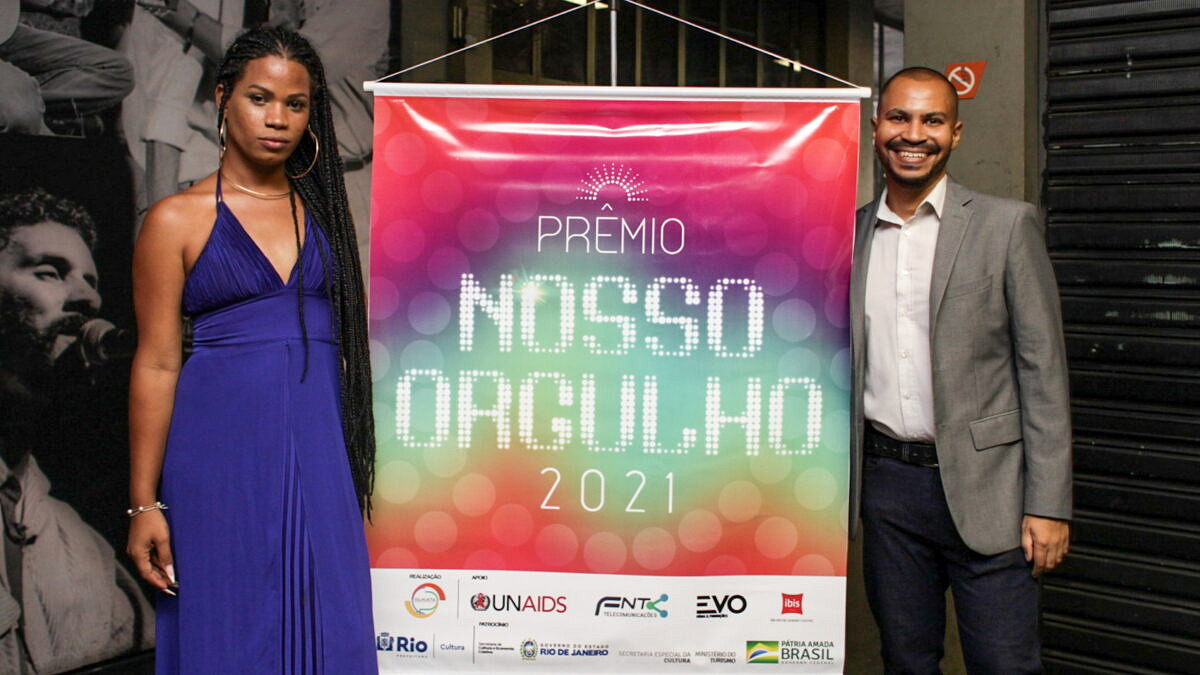 Thaylla Vargga e Felipe Martins, os apresentadores do Prêmio Nosso Orgulho 2021 (Foto: Blinia Messias/Prêmio Nosso Orgulho)
