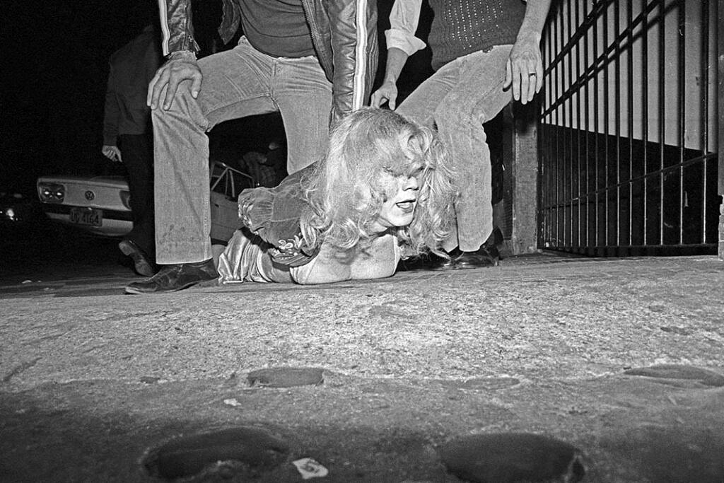 Trans e travestis foram perseguidas e torturadas durante a Ditadura Militar no Brasil (Foto: Juca Martins / Reprodução)