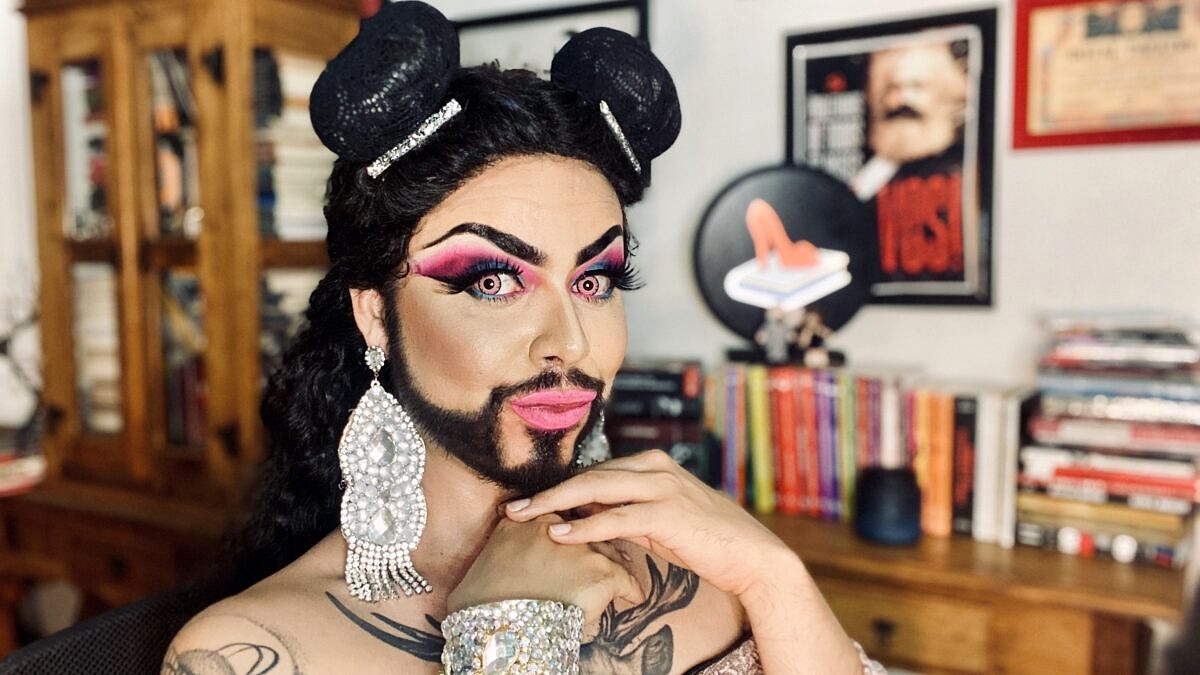Drag, professora e comunista, Dimitra Vulcana usa a arte pra ter voz (Foto: Divulgação)