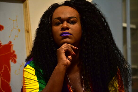 Benny Briolly, a primeira vereadora trans de Niterói, deixou o Brasil após receber emails com seu endereço e menção à "metralhadora de Ronnie Lessa", assassino de Marielle Franco (Foto: Carol Burgos)