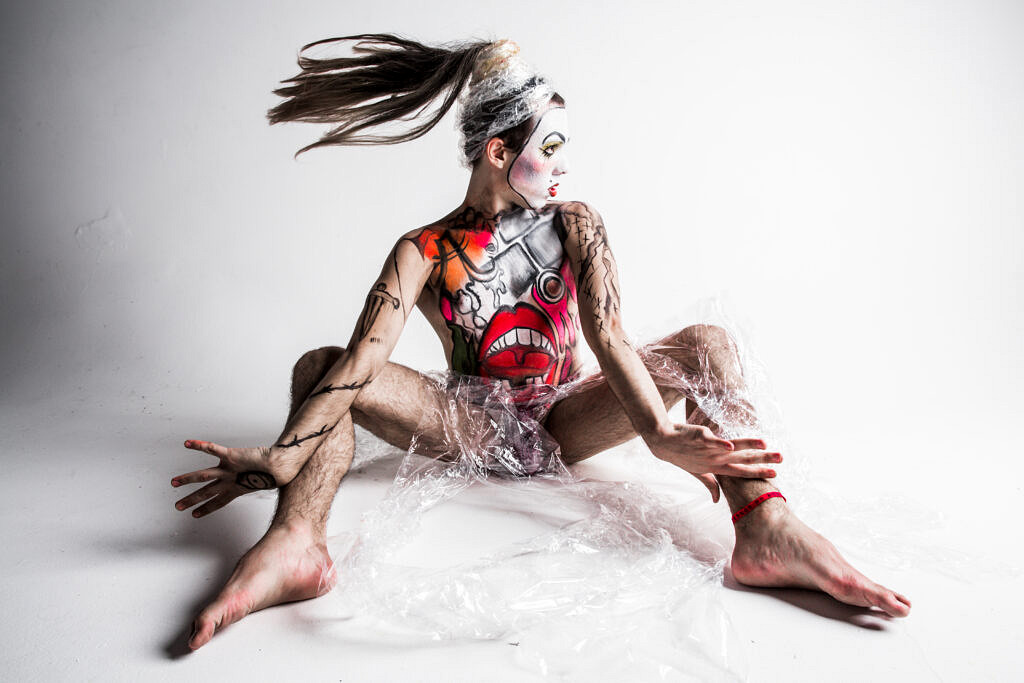 Em "Rolê pelo bueiro", Claêndula dá vida a uma "flor do bueiro de um jardim encantado" com batidas eletrônicas, vocais etéreos e crítica social (Foto: Beto Assam)