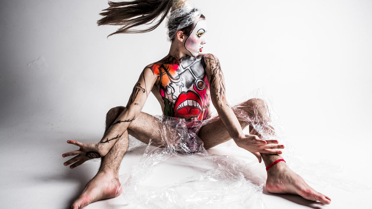 Em "Rolê pelo bueiro", Claêndula dá vida a uma "flor do bueiro de um jardim encantado" com batidas eletrônicas, vocais etéreos e crítica social (Foto: Beto Assam)