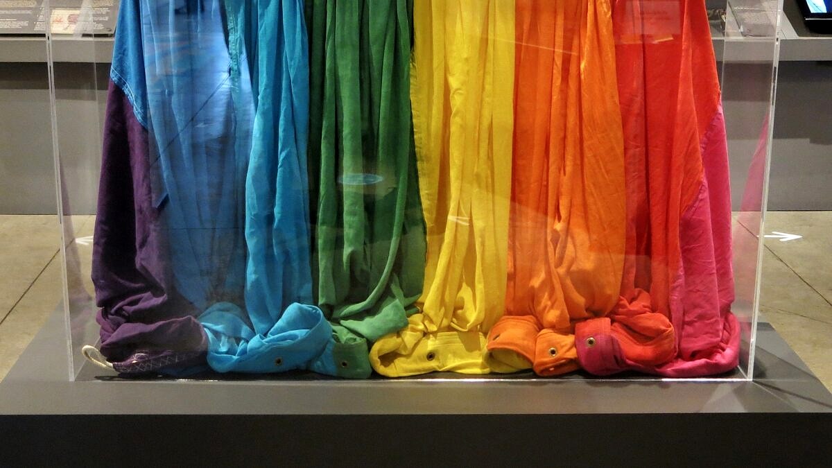 Bandeira original do Orgulho é resgatada e exibida nos EUA (foto: Gerard Koskovich/Reprodução)