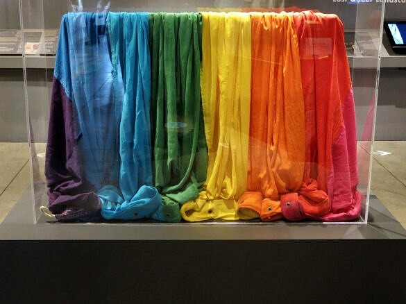 Bandeira original do Orgulho é resgatada e exibida nos EUA (foto: Gerard Koskovich/Reprodução)