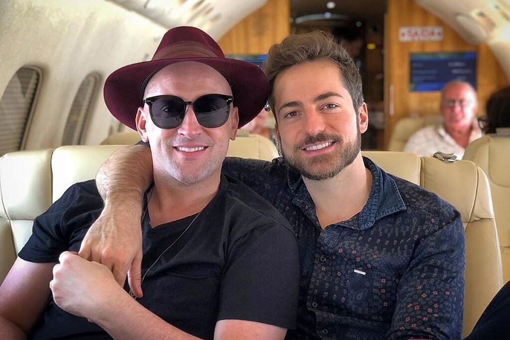 Paulo Gustavo e Thales Bretas foram alvo de discurso homofóbico proferido pelo vereador de Maripá-PR, Donaldo Seling (Foto: Reprodução)