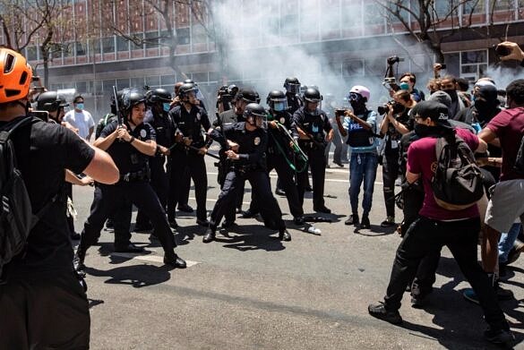 Polícia atira em manifestantes durante protestos pró-LGBTI+ nos EUA (Foto: The Mega Agency)