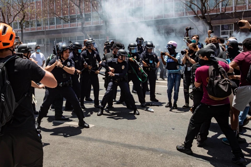Polícia atira em manifestantes durante protestos pró-LGBTI+ nos EUA (Foto: The Mega Agency)