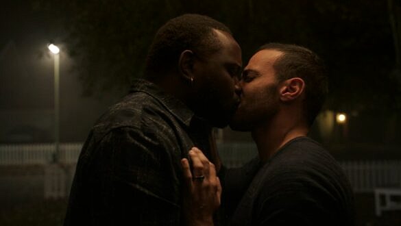 Cena de "Eternos" com o primeiro beijo gay do MCU, entre Phastos (Brian Tyree Henry) e Ben (Haaz Sleiman) (Foto: Reprodução)