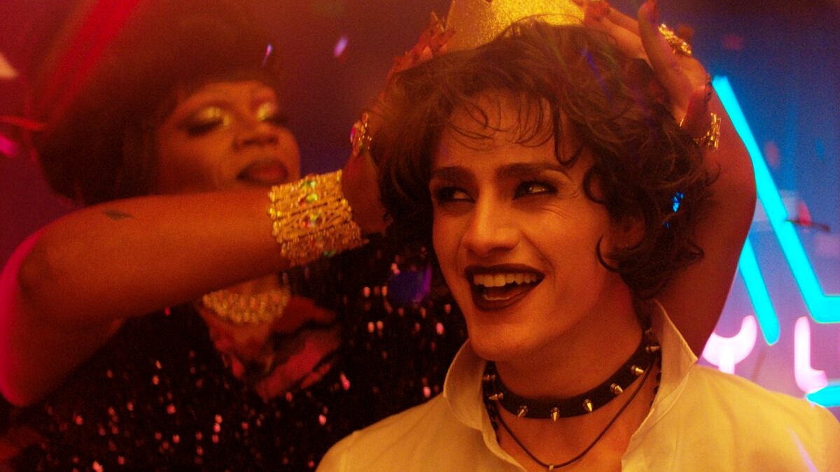 Primeiras imagens divulgadas da nova versão de "Queer as Folk", que estreia dia 9 de junho [Foto: Peacock]