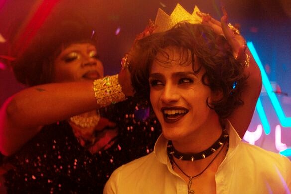 Primeiras imagens divulgadas da nova versão de "Queer as Folk", que estreia dia 9 de junho [Foto: Peacock]