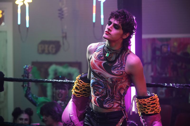 Primeiras imagens divulgadas da nova versão de "Queer as Folk", que estreia dia 9 de junho [Foto: Peacock]