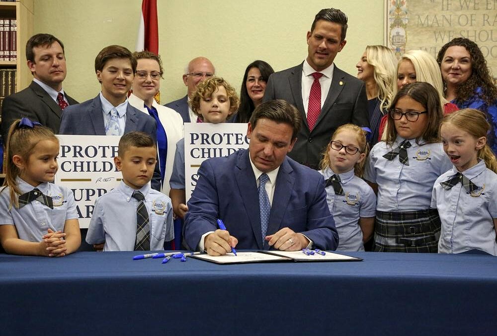 O governador da Flórida, Ron DeSantis, aprovou a lei "Don't Say Gay" nesta segunda-feira (28) [Foto: Douglas R. Clifford/Tampa Bay Times/AP]