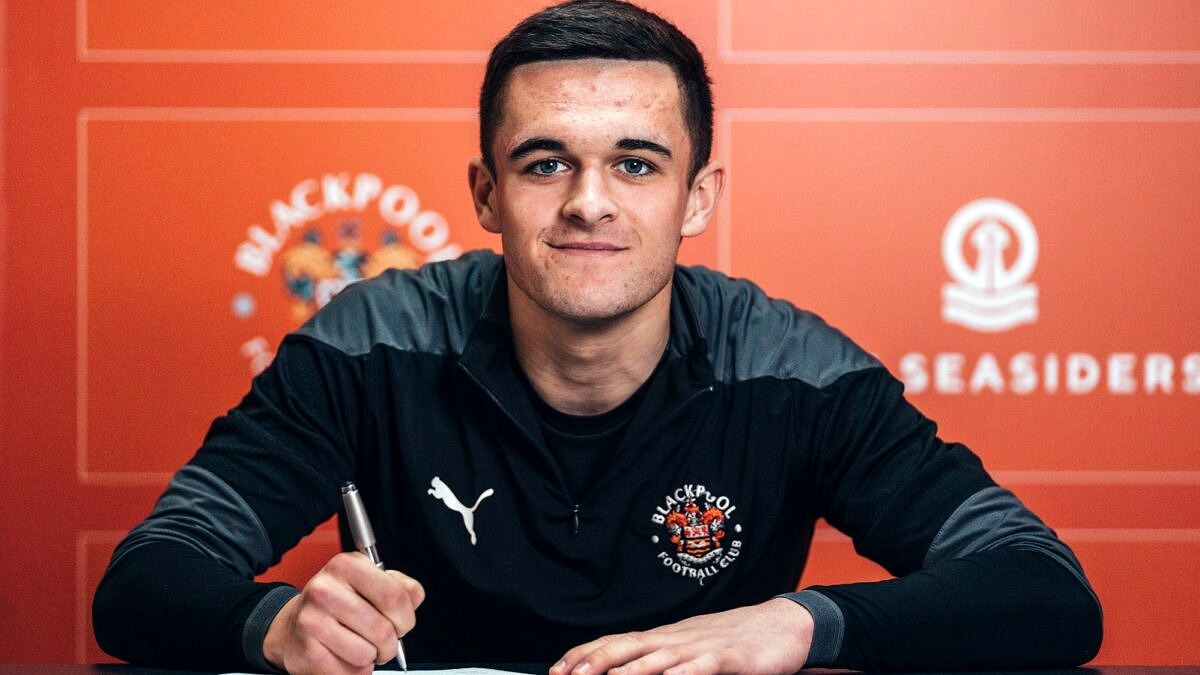 Jake Daniels, atacante do Blackpool, é o único jogador assumidamente gay em atuação no futebol inglês (Foto: Divulgação | Blackpool)