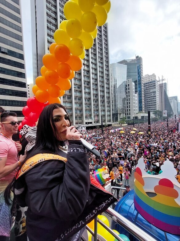 Pepita abrindo o show de Ludmilla no trio do BK com a Avon (Foto: João Ker | Revista Híbrida)