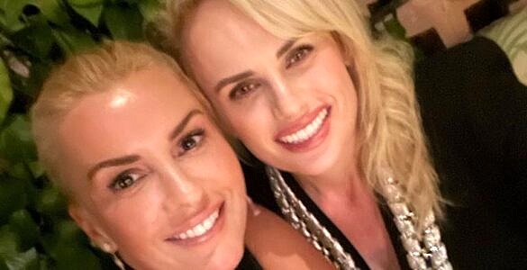 Rebel Wilson posa ao lado da nova namorada, a empresária Ramona Agruma (Foto: Reprodução)