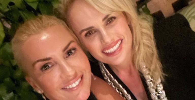 Rebel Wilson posa ao lado da nova namorada, a empresária Ramona Agruma (Foto: Reprodução)