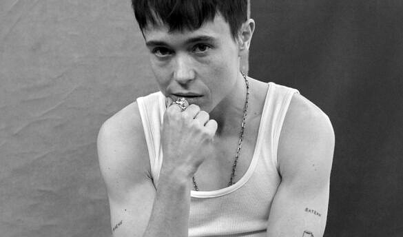 Elliot Page foi forçado a usar vestido na época de "Juno" [Foto: Ruven Afanador/Esquire]