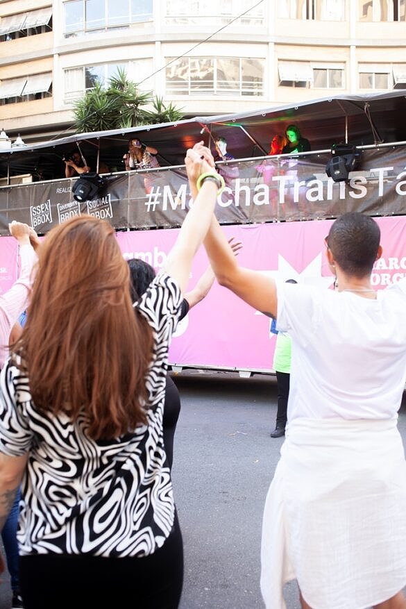 Maite Schneider, do Transempregos, pede um minuto de silêncio em homenagem às vítimas da transfobia no Brasil (Foto: Rafael Monteiro | Revista Híbrida) 