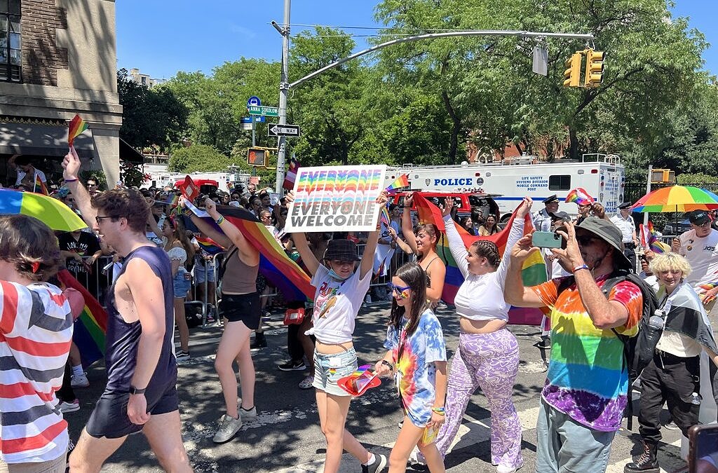 "Todos bem-vindos": Parada do Orgulho LGBTQ+ de Nova York chegando à Rua Christopher, berço da Revolta de Stonewall (Foto: Pedro Paiva | Revista Híbrida)