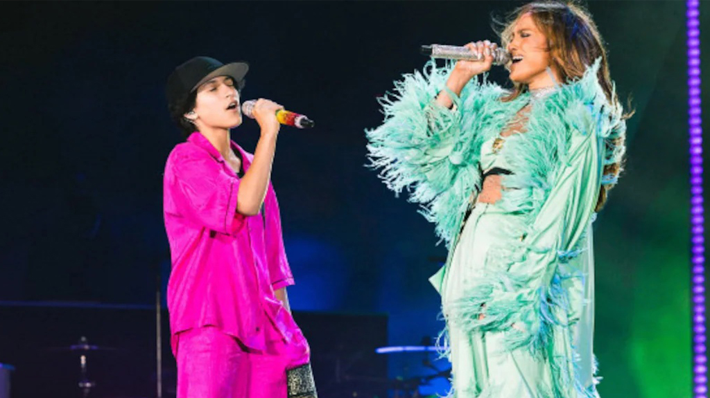 Jennifer Lopez chama filhe não-binárie para o palco em show [Foto: Reprodução]