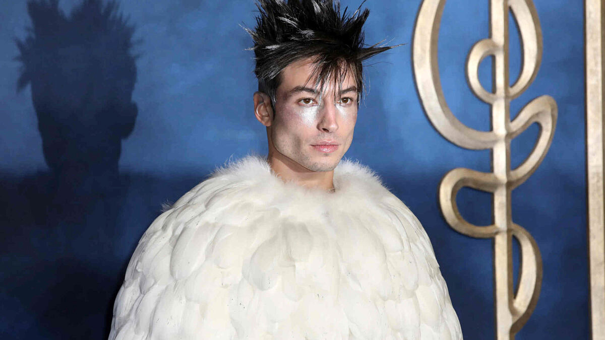 Ezra Miller se pronuncia pela primeira vez após polêmicas [Foto: Grant Pollard/Invision/AP]