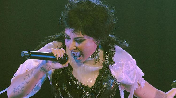 Durante show da turnê "Holy Fvck" em São Paulo, Demi Lovato apresentou sucessos conhecidos com nova roupagem rock e mostrou sua veia pulsante no gênero (Foto: Reprodução Instagram | Angelo Kritikos)