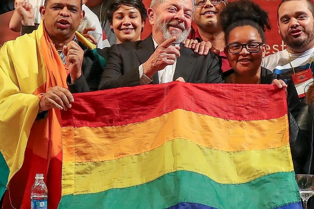 Presidente Lula segura a bandeira LGBTI+ [Foto: Ricardo Stuckert]