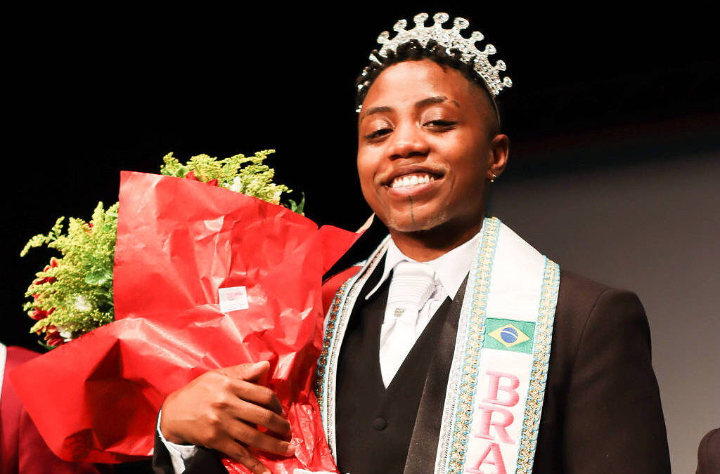 Acan Simões, vencedor da segunda edição do Mister Brasil Trans [Foto: @ursopretodafavela/@casadoursocomunica]