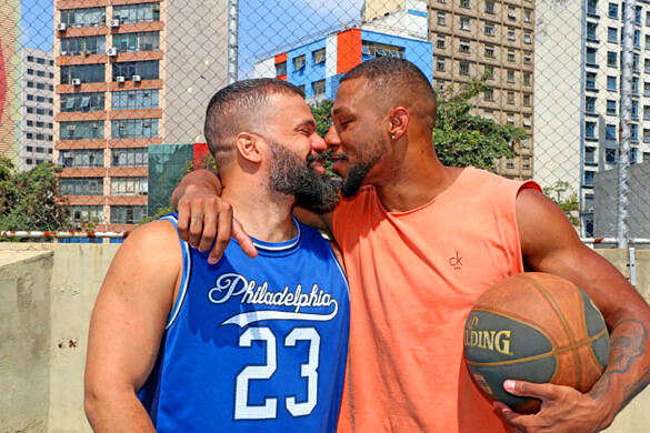 Jeff Campos (direita) com o namorado, Júnior Chicó (Foto: Pedro Stephan | Híbrida)