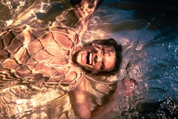 Viridiana no clipe "Pérolas de Plástico" (Foto: Stella Michalski | Divulgação)